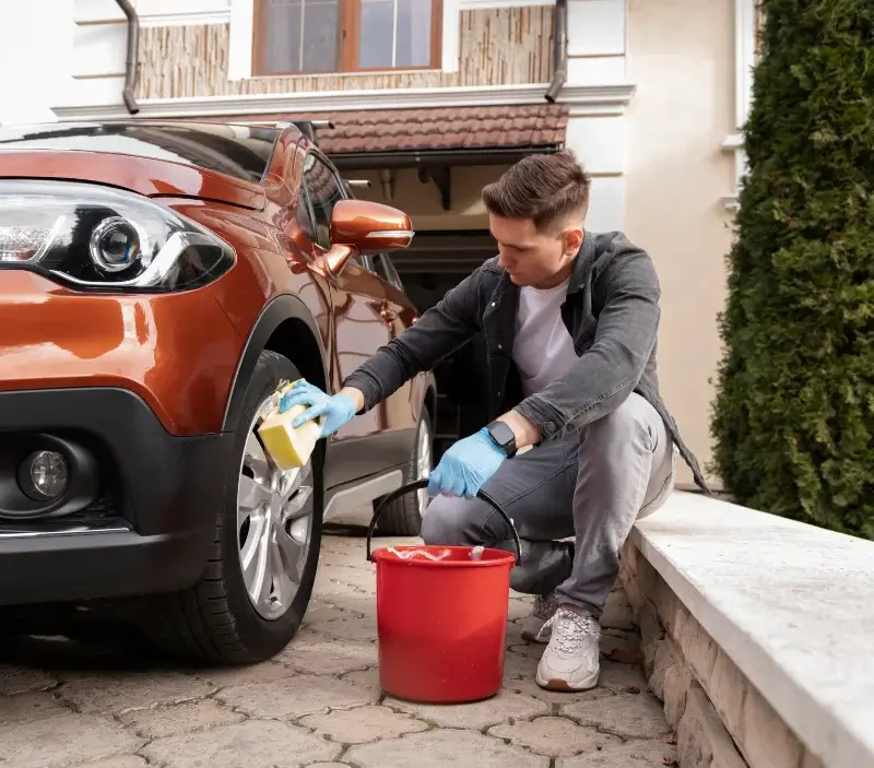 Lavage auto à domicile Reviers : professionnel intervenant sur un véhicule